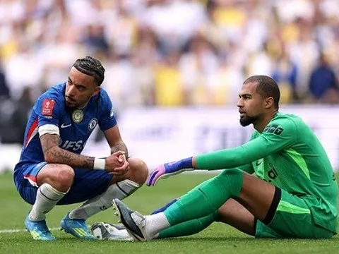 Sao Leeds phẫn nộ tố thủ môn Chelsea giả chấn thương