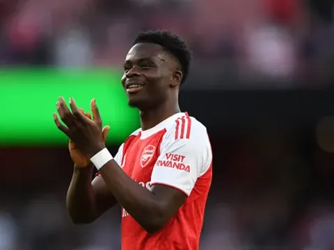 Saka trở lại, Rooney đặt cửa Arsenal vô địch Ngoại hạng Anh