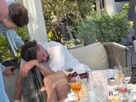 Grealish say xỉn, ngủ gục giữa đống vỏ chai ở quán bar