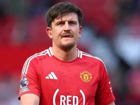 Man Utd tạm thay đổi logo áo đấu trong trận gặp Brentford