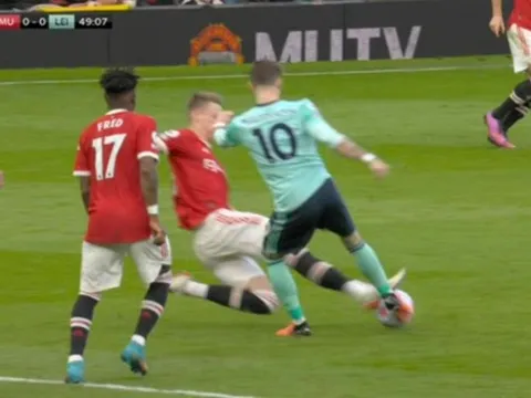 "100% đó là tấm thẻ đỏ"