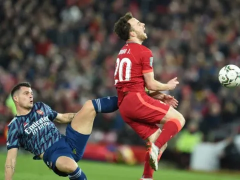 Jamie Carragher: "Cậu ấy sợ Jota và lùi về"