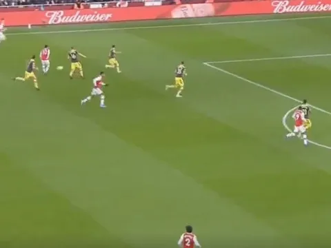 Ozil khiến 3 cầu thủ Southampton 'nếm trái đắng'