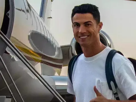 Ronaldo lần đầu xuất hiện ở M.U, được nhân vật đặc biệt chào đón