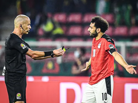 Phản ứng độc của trọng tài khi bị Salah kiện cáo