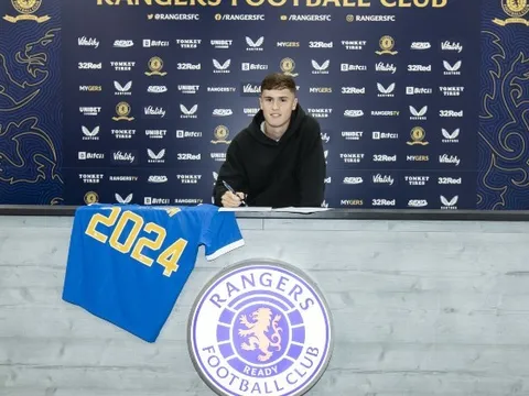 Xác nhận: Man Utd bán tiền vệ tài năng cho Steven Gerrard