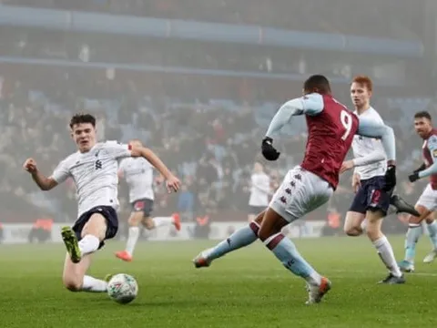 Không thể "phân thân", Liverpool chấp nhận để Aston Villa hủy diệt ở Carabao Cup