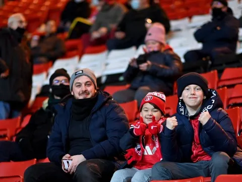 Lần đầu tiên sau 8 tháng, khán giả đã có mặt trên khắp các SVĐ nước Anh