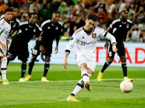 Mở tài khoản, Ten Hag nhắc khéo Ronaldo