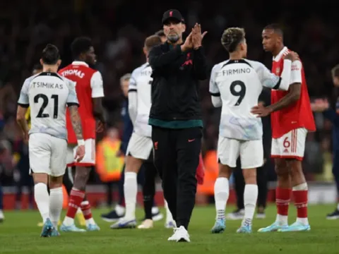 Klopp 'vẫy cờ trắng' với Arsenal, Man City