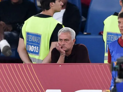 Mourinho khuyên học trò ăn vạ như chú hề