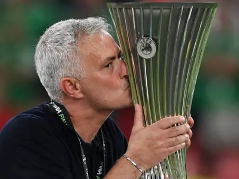 50 sắc thái của Jose Mourinho ngày Roma nhận cúp