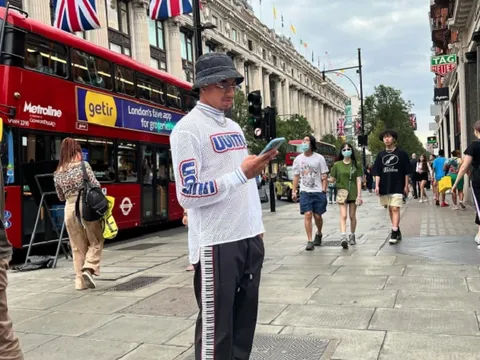 Lingard diện đồ cực chất thăm chốn cũ