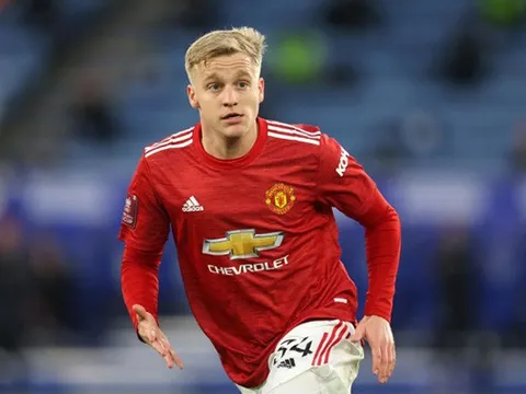 Thay vì Man Utd, Van der Vaart chỉ ra CLB phù hợp hơn với De Beek