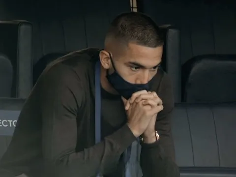 Chelsea bị Liverpool hành, 3 tân binh bí xị chau mày trên khán đài