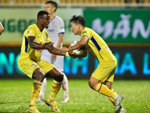 HAGL thất bại đau đớn; HLV Shin Tae-yong bị tẩy chay