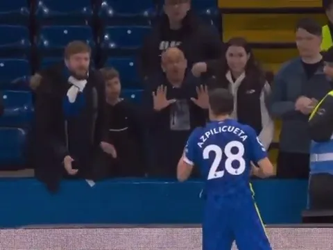SỐC! Đội trưởng Chelsea mắng thẳng mặt khán giả Stamford Bridge