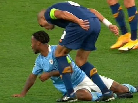 CĐV Man City: "Hắn xứng đáng phải nhận thẻ đỏ"