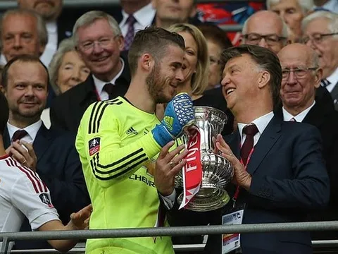 Man United gửi tin nhắn đến Louis van Gaal