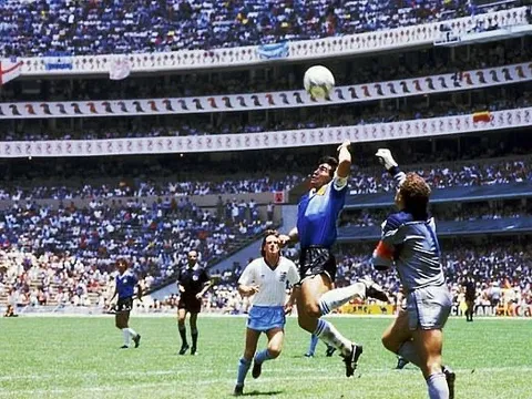 TIN BUỒN! Huyền thoại Diego Maradona qua đời ở tuổi 60