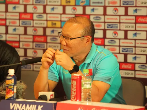 HLV Park Hang-seo tố HLV thủ môn ĐT Thái Lan cố tình chơi đòn tâm lý