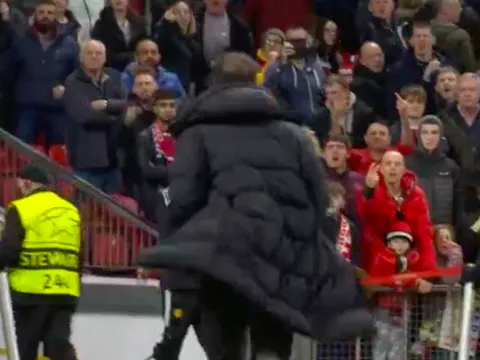 Diego Simeone tiết lộ không biết bị CĐV Man Utd chơi xấu