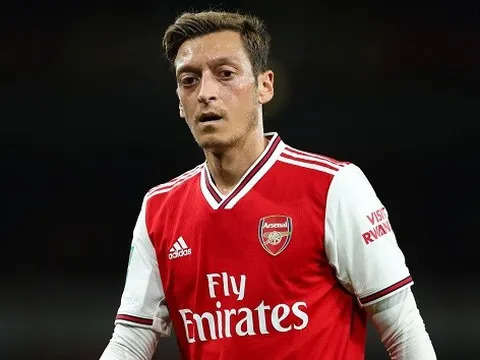 'Xoáy' Tottenham 1 câu, Ozil khiến CĐV Arsenal phát cuồng