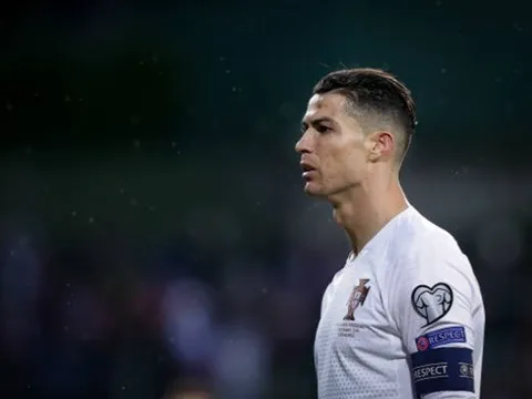 Bị CĐV đối thủ dùng Messi chọc tức, Ronaldo lập tức phản pháo cực gắt