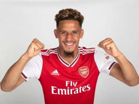 Hài hước chuyện cầu thủ Arsenal núp sau trọng tài, tránh bị đối thủ "hỏi tội"