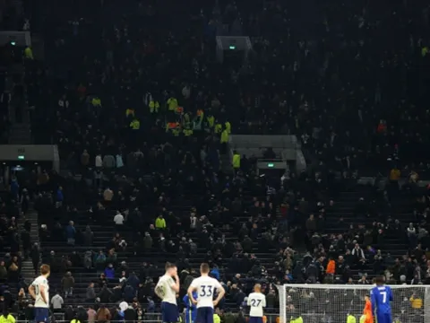 Tại sao trận đấu giữa Chelsea và Tottenham bị dừng lại ở phút 87?
