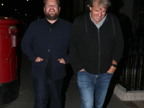 Todd Boehly cười khoái trá bên MC tai tiếng