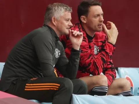 Tiền vệ M.U bất ngờ thông báo có bằng HLV