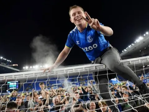 45 phút điên rồ và khung cảnh bùng nổ ở Goodison Park