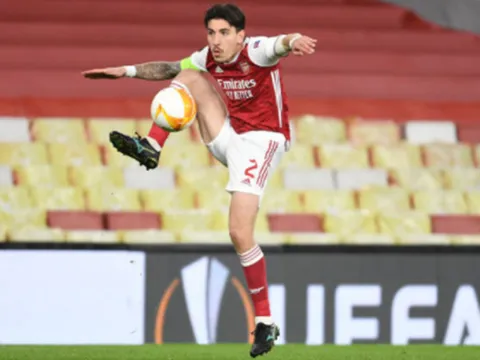 'Ông già' 37 tuổi Ronaldo tái lập thành tích ghi bàn ở tuổi 23