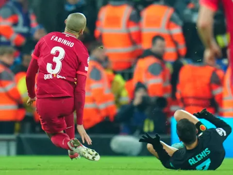 Cô vợ nóng bỏng của Fabinho lên tiếng sau cú vào bóng của Sanchez