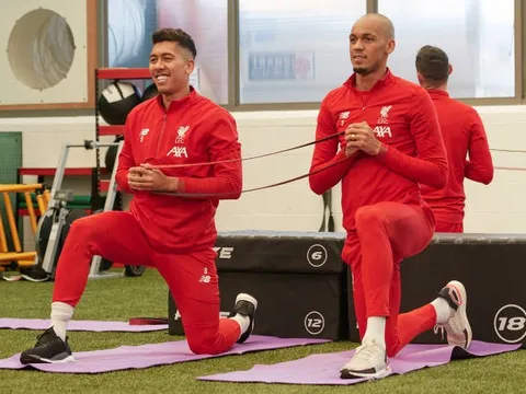 Chuẩn bị đại chiến với Arsenal, sao The Kop chuyển qua tập... bóng rổ