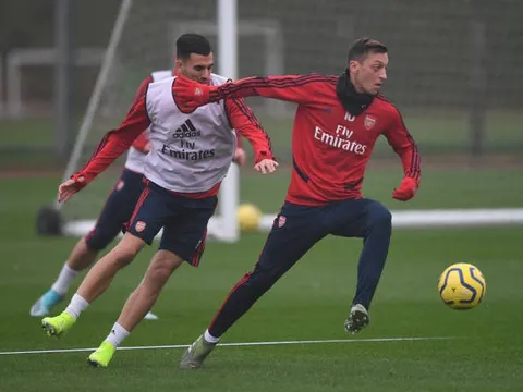 Giữa tin đồn mâu thuẫn với Emery, Ozil bỗng 'hóa' Ninja trên sân tập