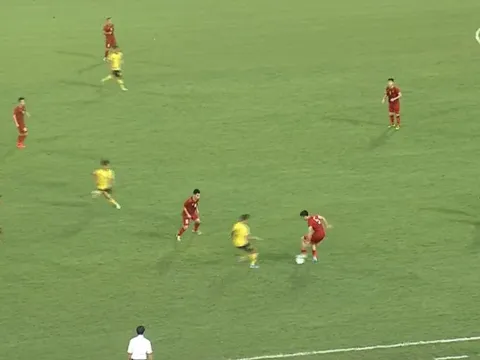 Chỉ với 1 động tác cơ bản, Văn Hậu biến cầu thủ Malaysia thành "trò hề"