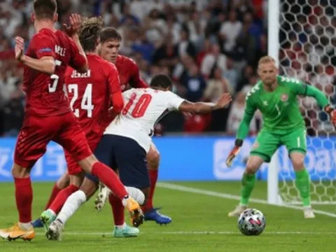 5 điểm nhấn Anh 2-1 Đan Mạch: Bùng nổ tranh cãi; Thánh gỗ tái xuất