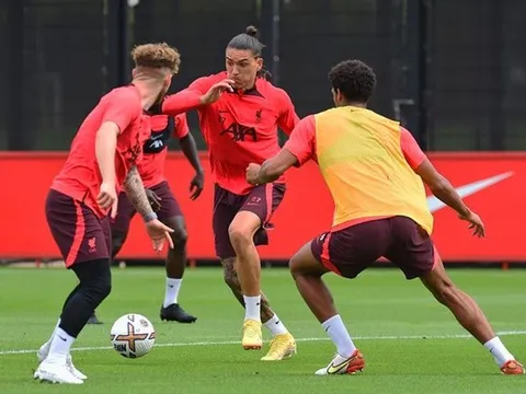 5 điều rút ra từ buổi tập của Liverpool: Phản ứng 'bom tấn', cờ đến tận tay