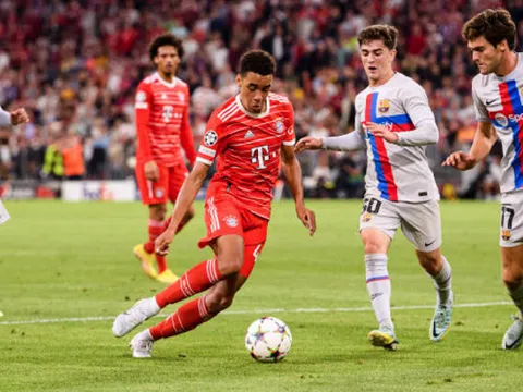 5 key passes, 1 kiến tạo: Sao trẻ Bayern làm lu mờ hàng tiền vệ Barca
