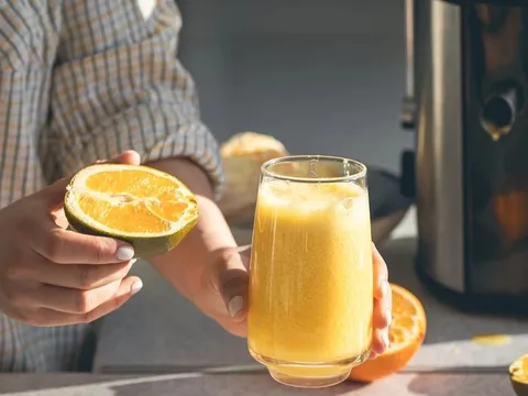 5 người này uống nước ép cam gấp đôi chất bổ