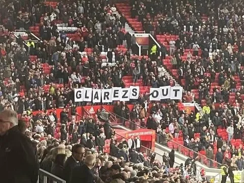 Khán đài Old Trafford dậy sóng với thông điệp hướng tới nhà Glazer