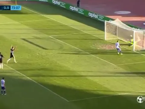 Thủ môn để bị thủng lưới trong lúc mải ăn mừng bàn thắng 'ma'