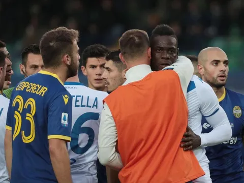 Balotelli phá bóng, bỏ ngang trận đấu vì bị phân biệt chủng tộc