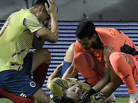 SỐC! Đồng đội chấn thương rợn người, James Rodriguez ôm đầu hốt hoảng