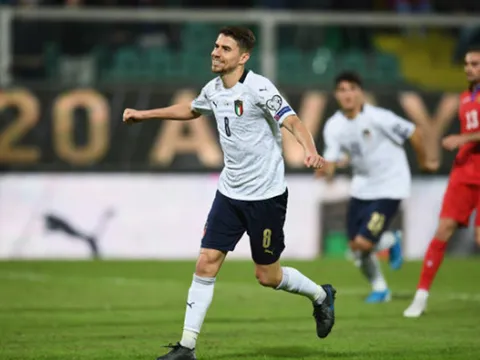 Hủy diệt đối thủ, Ý dẫn đầu bảng J với 10 trận thắng, 30 điểm tuyệt đối