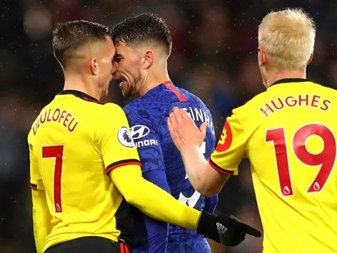 Bước đi khôn ngoan, Liverpool tránh được sai lầm chí mạng của Barca