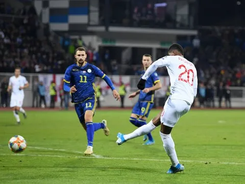 Sao Man Utd nổ súng, Anh đại thắng trước Kosovo