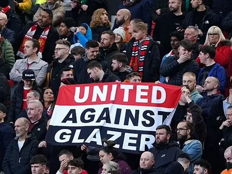 Nhà Glazer đi vay để cải tạo Old Trafford